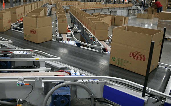 Vận chuyển và phân loại sản phẩm trong kho logistic sử dụng băng tải