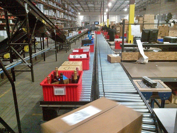 Điều gì quyết định thông lượng công suất tối đa của hệ thống băng tải