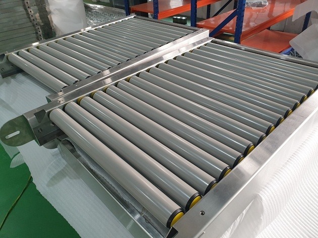 Băng tải khung nhôm định hình với con lăn trục đầu côn