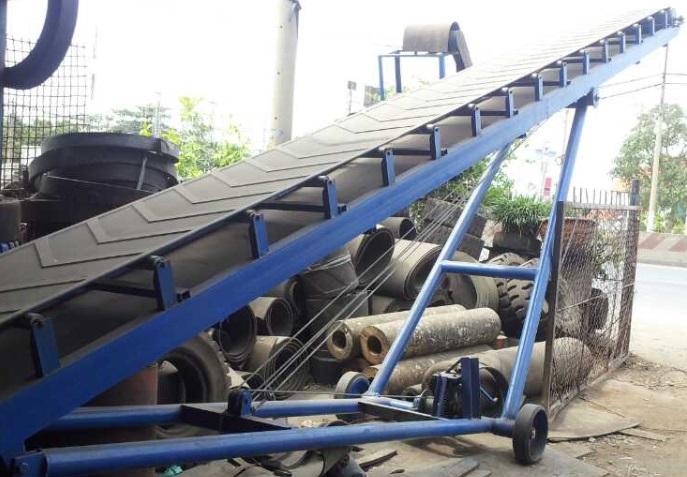 Đặc điểm và ứng dụng của băng tải góc nghiêng