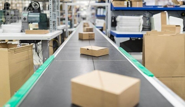 Vận chuyển và phân loại sản phẩm trong kho logistic sử dụng băng tải