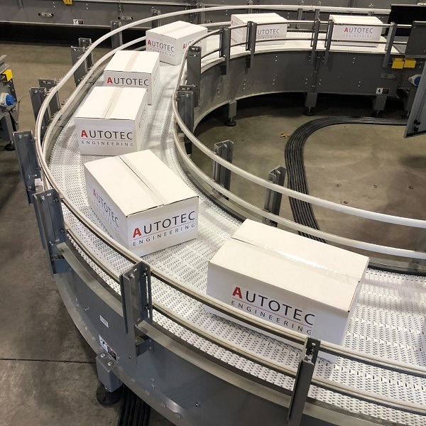 Vận chuyển và phân loại sản phẩm trong kho logistic sử dụng băng tải