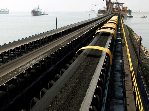 Đặc điểm và lợi thế của băng tải chịu dầu trong vận chuyển sản phẩm dầu