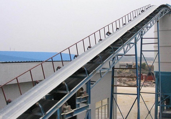 băng tải lòng máng nghiêng