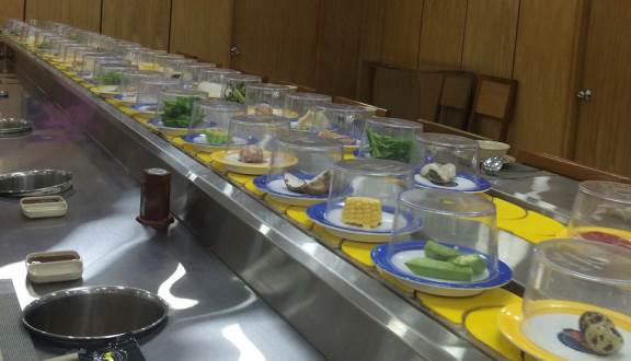 Ứng dụng công nghệ băng tải hiện đại phục vụ nhu cầu ăn uống ở Nhật