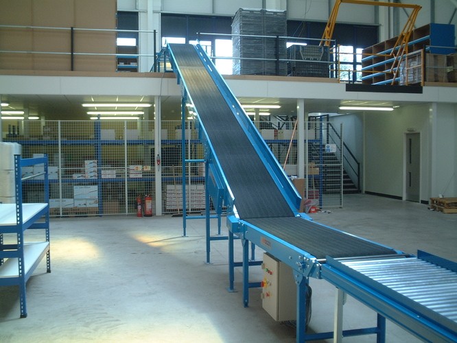 Băng tải nâng hạ hỗ trợ doanh nghiệp sản xuất vận chuyển hàng hóa