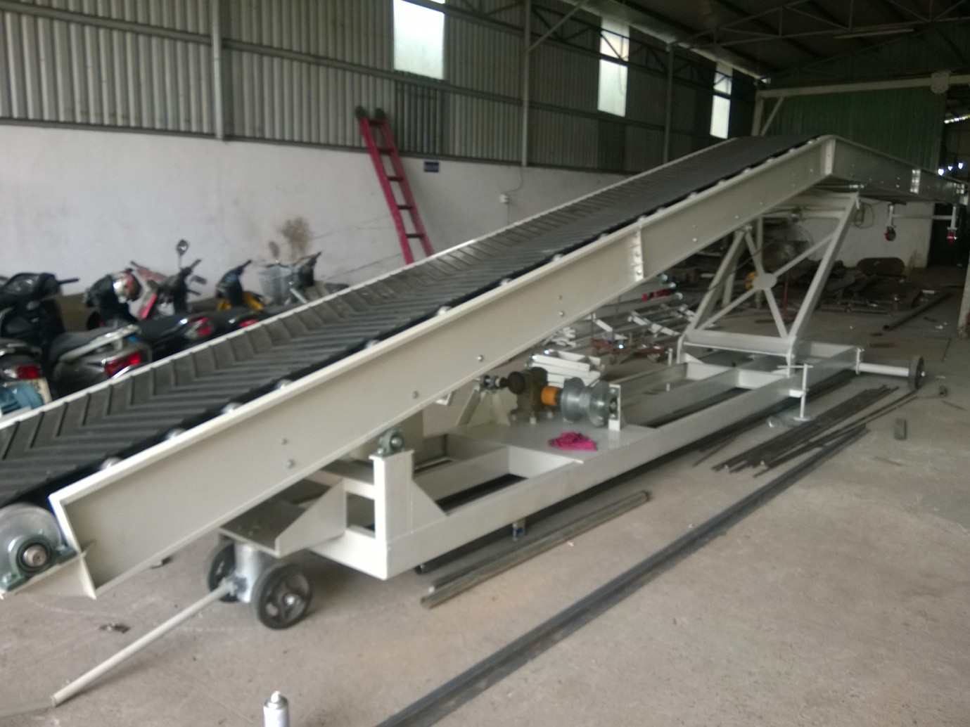 Băng tải nâng hạ hỗ trợ doanh nghiệp sản xuất vận chuyển hàng hóa