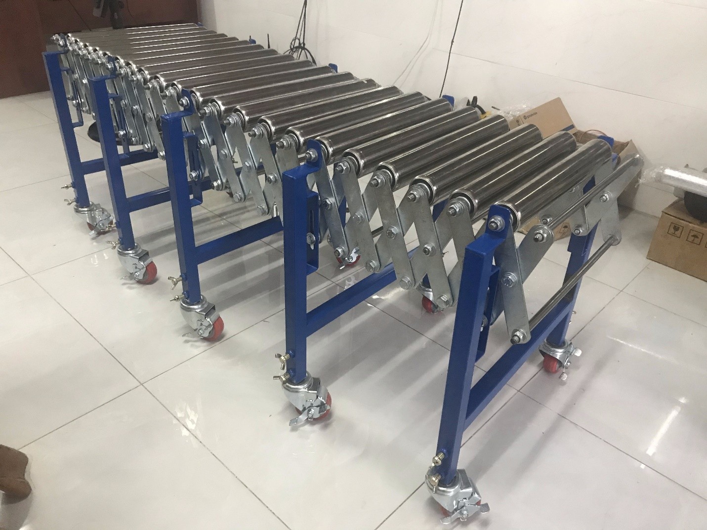 Khả năng xử lý vật liệu linh hoạt của băng tải con lăn xếp