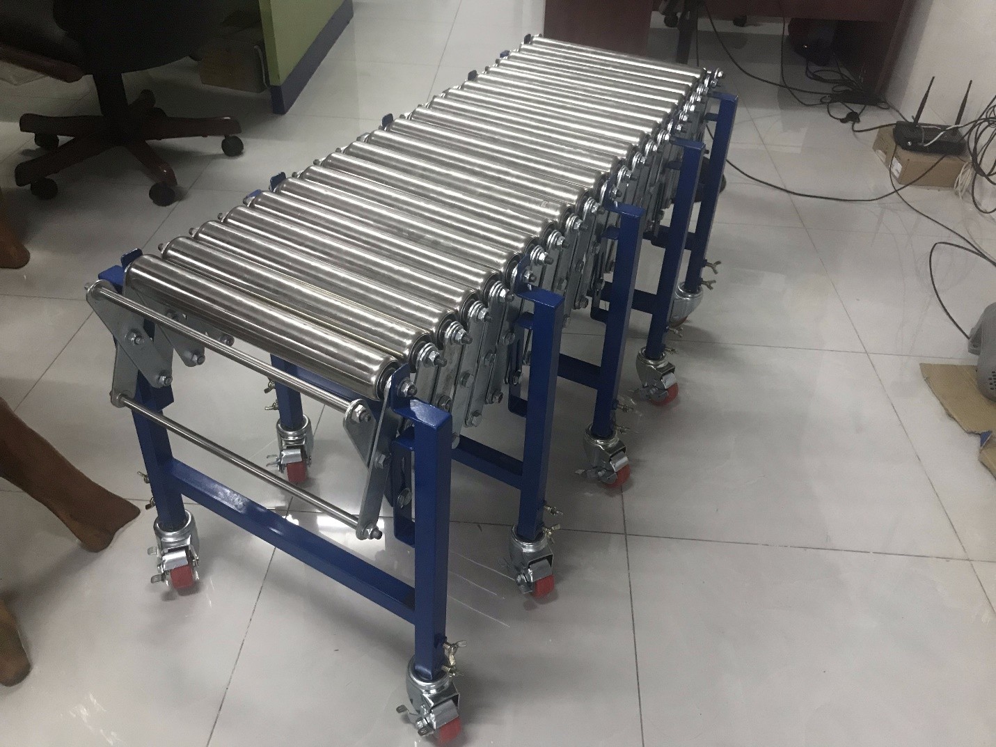 Khả năng xử lý vật liệu linh hoạt của băng tải con lăn xếp