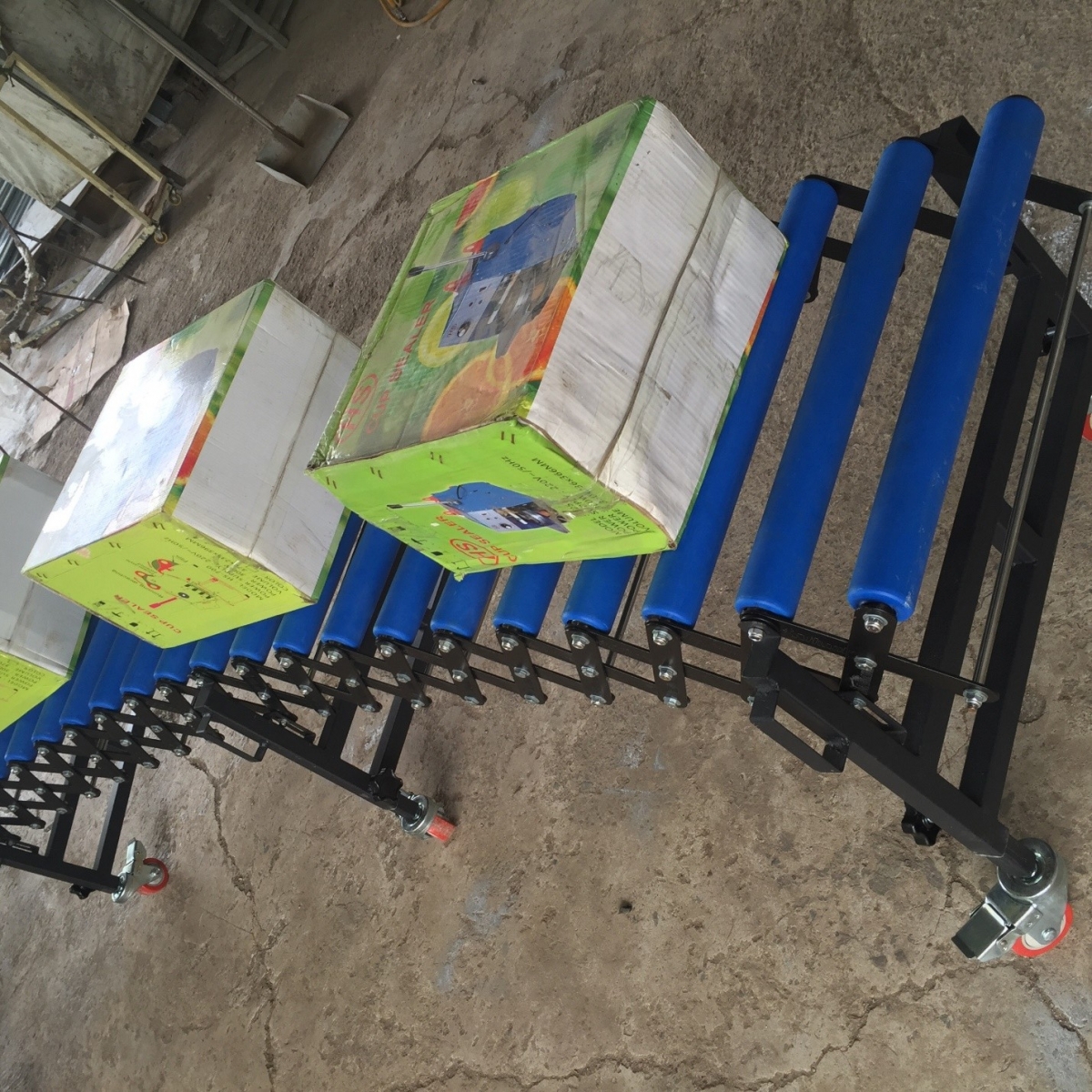 Khả năng xử lý vật liệu linh hoạt của băng tải con lăn xếp