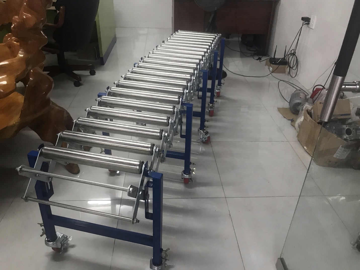 Khả năng xử lý vật liệu linh hoạt của băng tải con lăn xếp