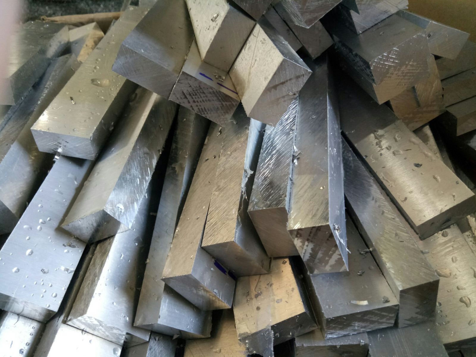 Quá trình sản xuất nhôm Nguyên liệu chính làm nên thanh nhôm định hình