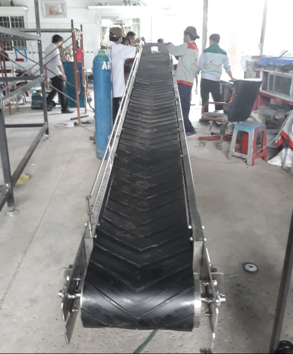 Tại sao thắt lưng băng tải lại phổ biến nhất trong các hệ thống xử lý vật liệu