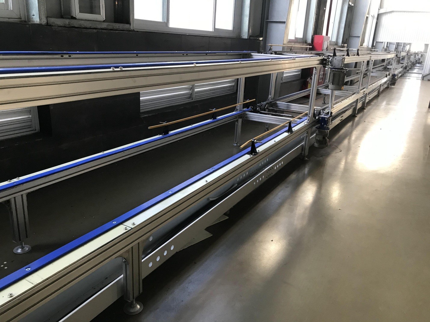 Tự động phân phối hàng loạt ngành hàng với hệ thống băng tải