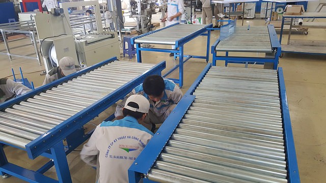 Lắp đặt băng tải con lăn trong ngành sản xuất công nghiệp
