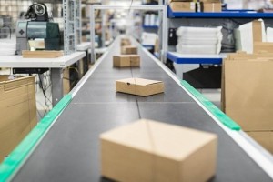 Ứng dụng của băng tải sắp xếp hàng hóa tự động trong công nghiệp