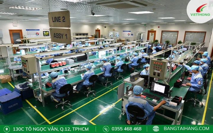 Bàn thao tác công nhân làm việc