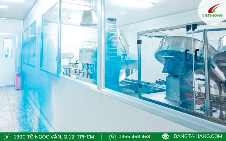 Bàn thao tác được sử dụng trong môi trường phòng sạch ngành dược phẩm