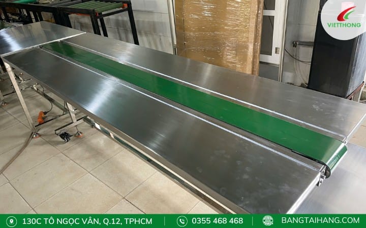 Bàn thao tác inox kết hợp băng tải PVC