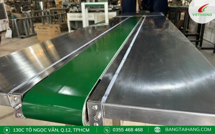 Bàn thao tác inox băng tải PVC