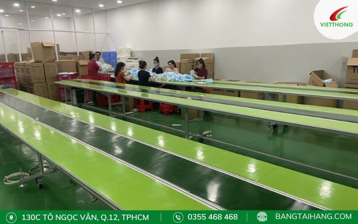 Băng tải PVC khung nhôm định hình tích hợp bàn thao tác