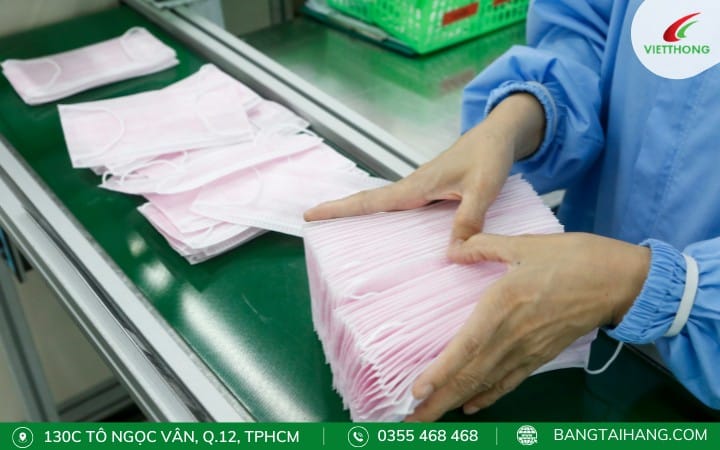 Băng tải PVC vận chuyển khẩu trang thành phẩm