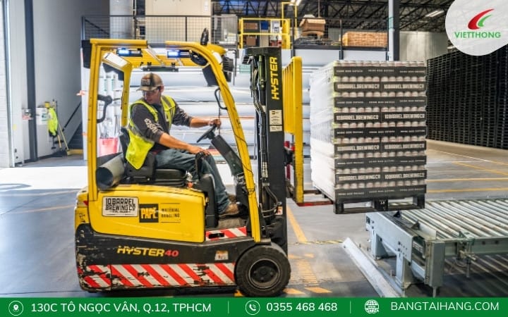 Băng tải con lăn vận chuyển pallet hàng hóa trong kho logistics