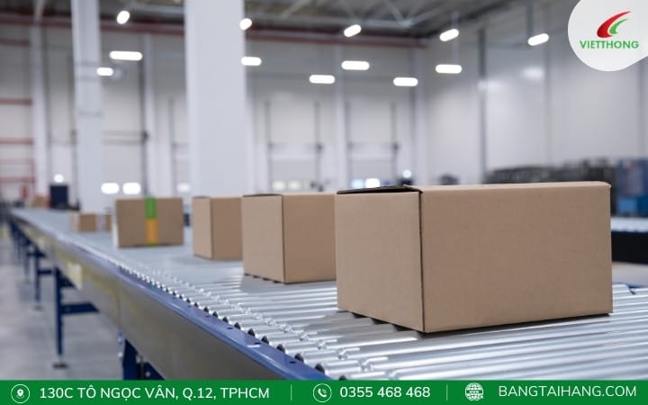 Hình ảnh băng tải con lăn vận chuyển thùng hàng carton trong kho