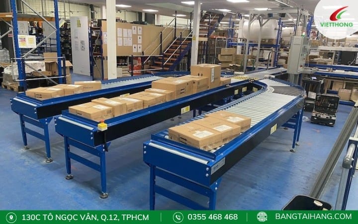 Băng tải con lăn vận chuyển bưu kiện thùng carton