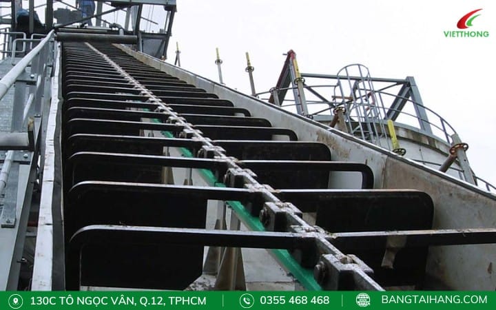 Băng tải xích cào nghiêng vận chuyển lên cao Băng tải xích cào nghiêng vận chuyển lên cao