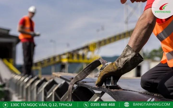 Thợ đang bảo trì dây băng tải cao su