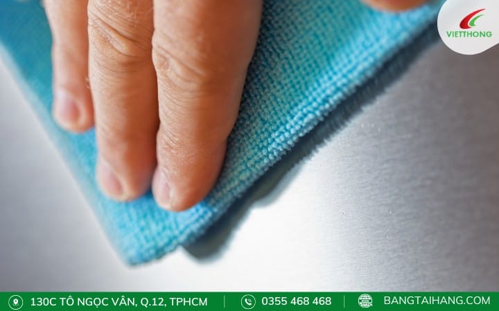 Bề mặt bàn thao tác inox nhẵn mịn, phù hợp tiêu chuẩn phòng sạch