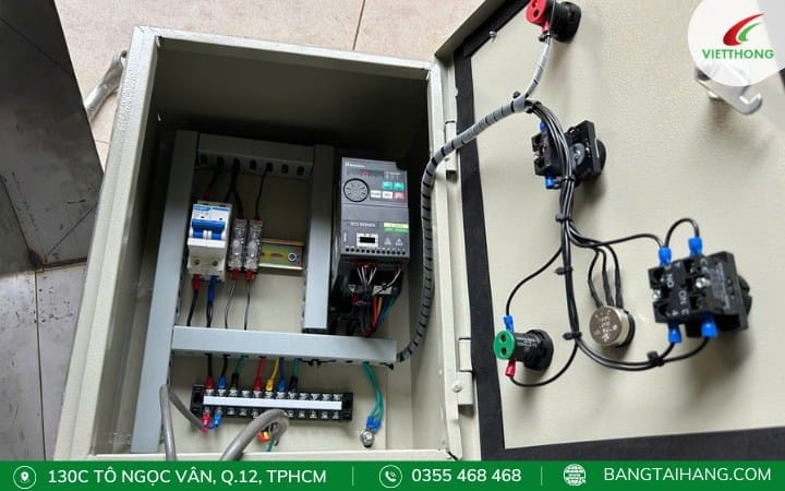 Tủ điện gồm biến tần của một băng tải đơn giản