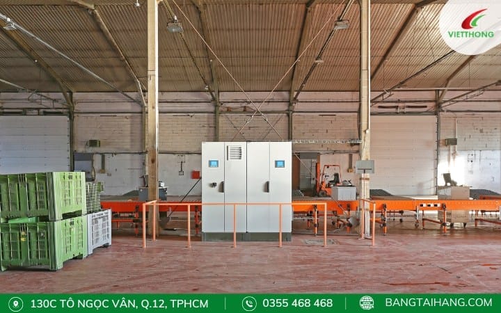 Tủ điều khiển hệ thống băng tải trong nhà máy sản xuất