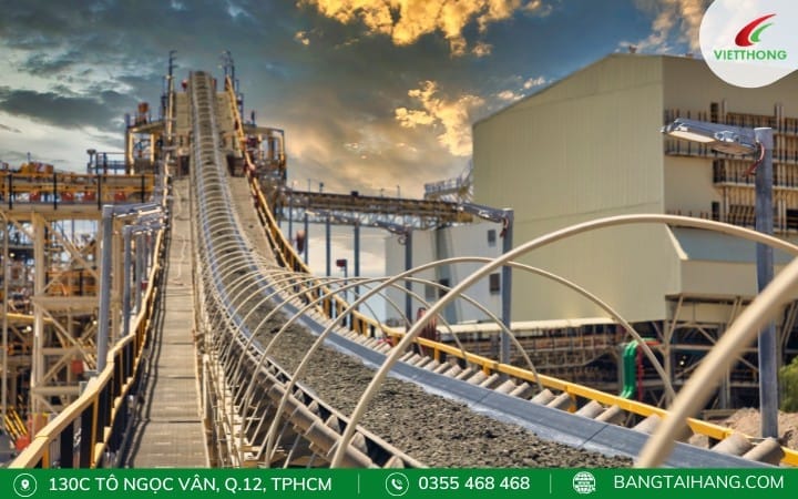 Đảm bảo vật liệu được cấp vào băng tải chính giữa, tránh đổ dồn về một phía