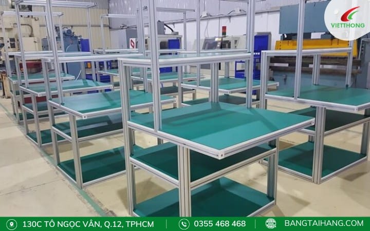 kệ nhôm định hình kết hợp bàn thao tác và giá treo kệ nhôm định hình kết hợp bàn thao tác và giá treo