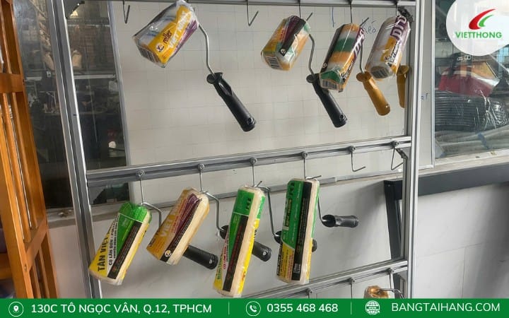 Giá treo trưng bày sản phẩm rulo sơn nước bằng nhôm định hình Giá treo trưng bày sản phẩm rulo sơn nước bằng nhôm định hình