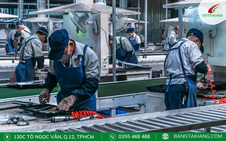 Hệ thống kết hợp băng tải dây đai và băng tải con lăn trong một nhà máy