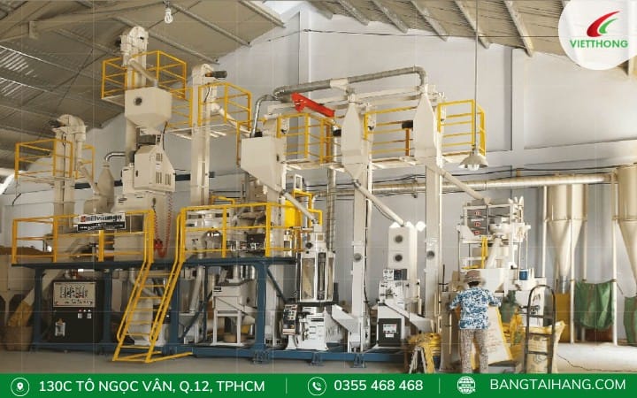 Máy xay xát hiện đại loại bỏ vỏ trấu và cám, nâng cao chất lượng gạo