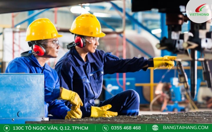 Công nhân làm việc được trang bị tai nghe giảm tiếng ồn