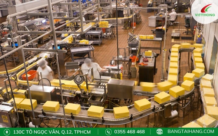 Nhà máy sản xuất với hệ thống băng tải