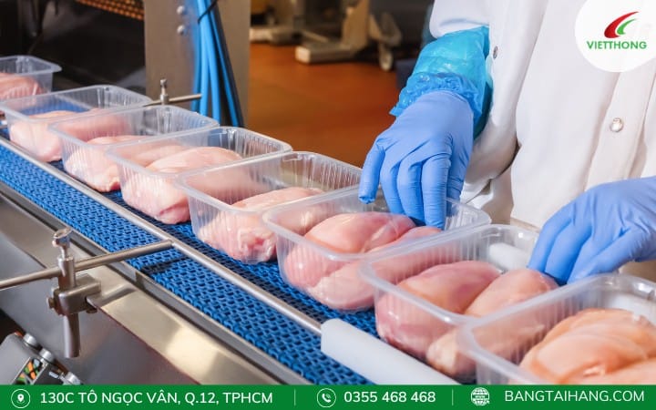 Hình ảnh một băng tải nhựa mô đun vận chuyển thịt