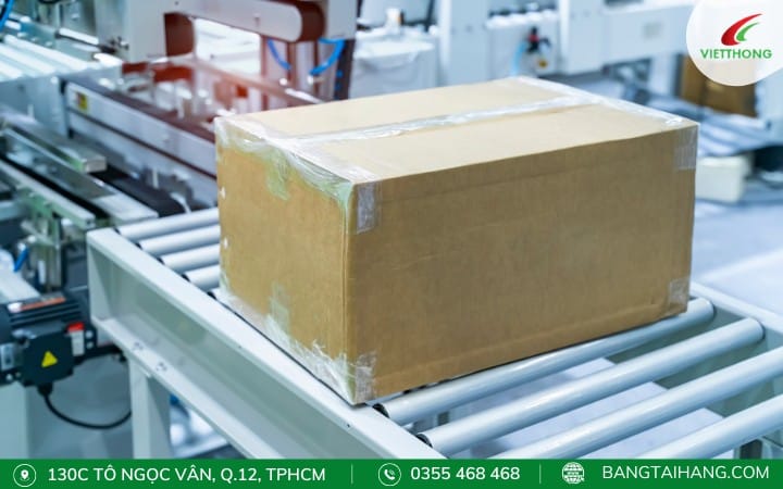 Một băng tải con lăn thường thấy trong hệ thống băng tải