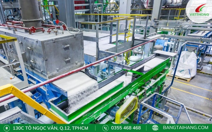 Hình ảnh hệ thống băng tải trong nhà máy sản xuất hạt cao su