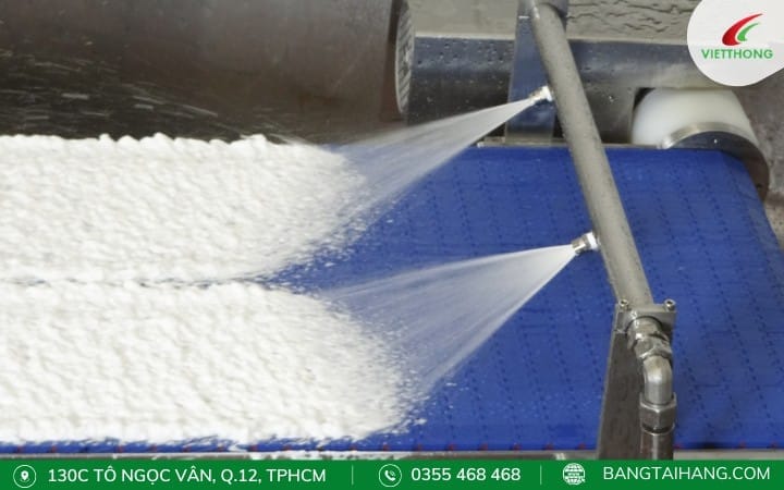 Vệ sinh các bộ phận để đảm bảo sạch sẽ bụi bẩn và sự hoạt động bình thường của băng tải